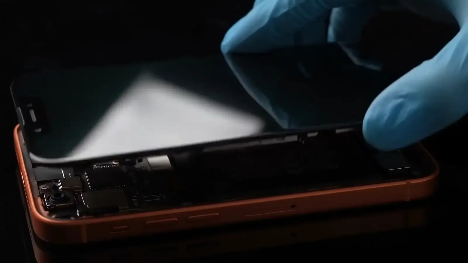Bateria de iPhone aparecendo dentro do aparelho aberto
