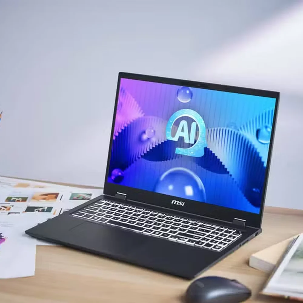 Notebook aberto sobre uma mesa, com a tela ligada