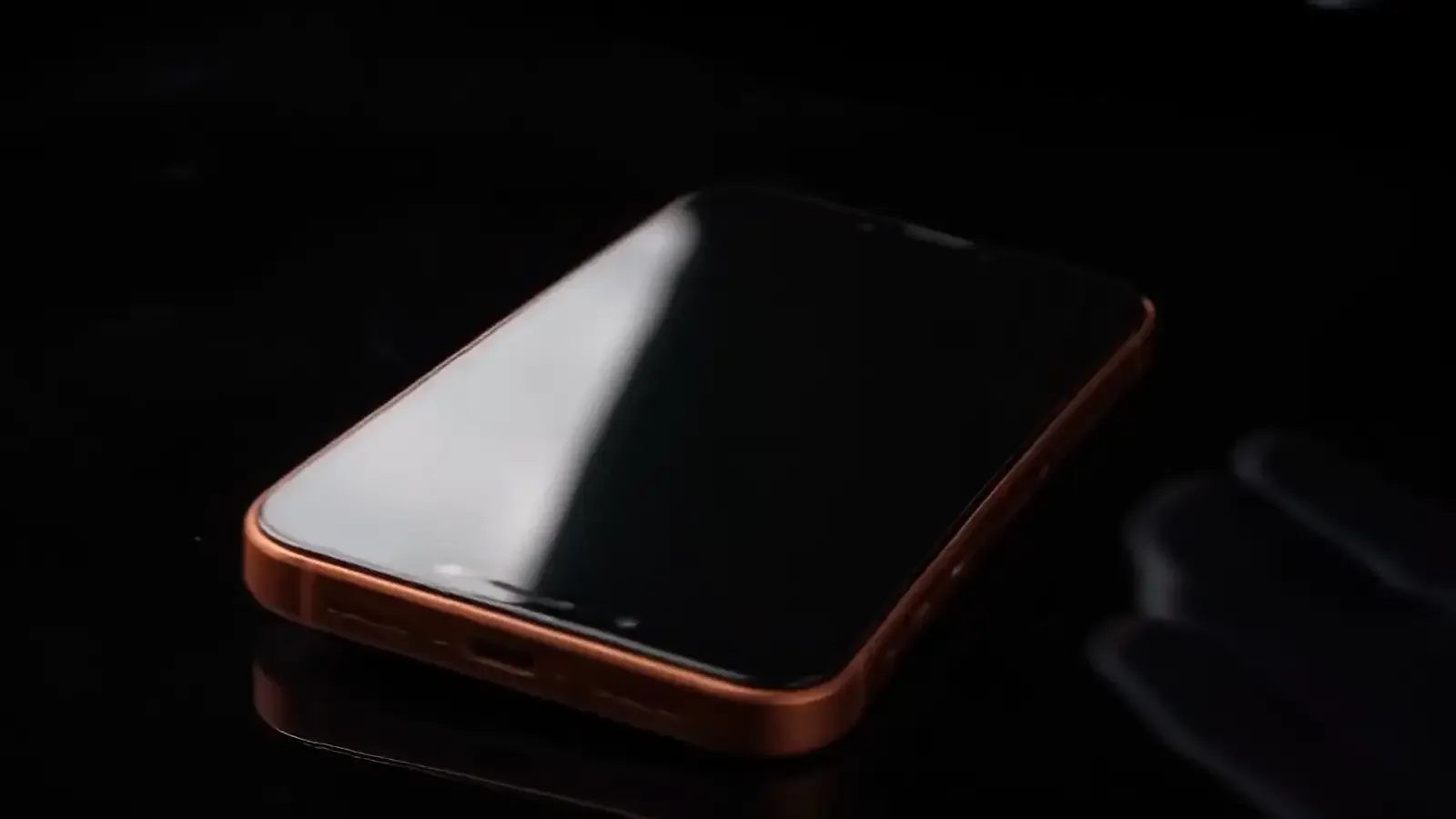 Smartphone sobre a bancada de conserto