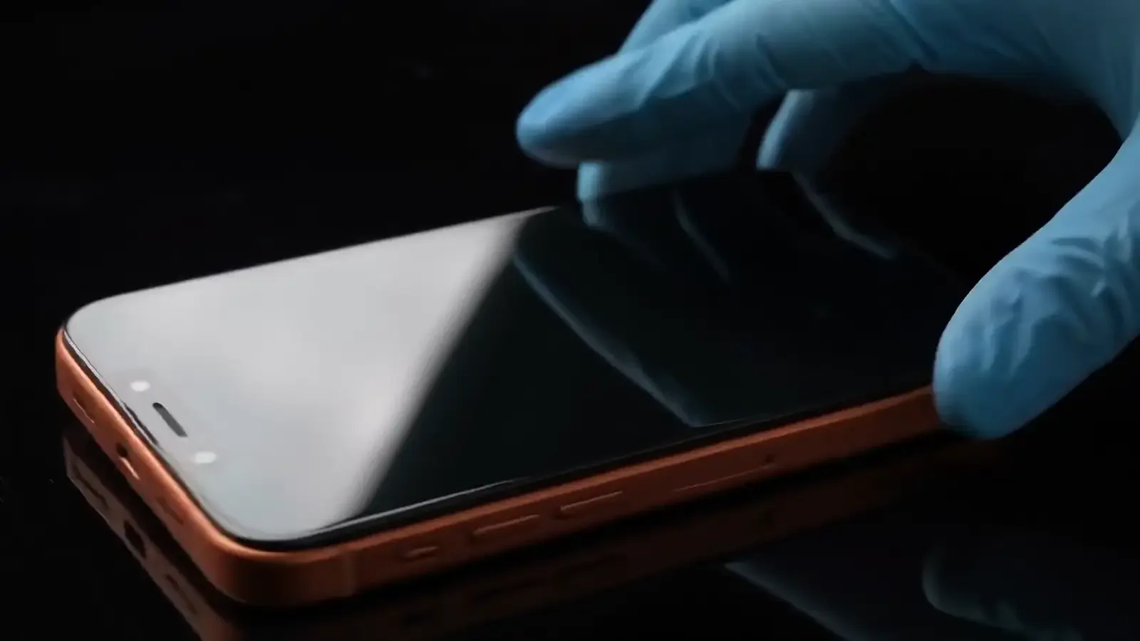 Tela de iPhone sendo verificada na bancada